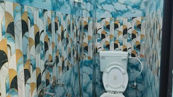 Habitació quàdruple Comfort, vistes a la ciutat | Bany | Dutxa, articles de tocador gratuïts, sabatilles i tovalloles