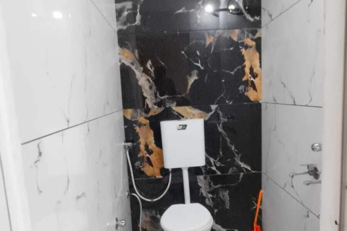 Habitación cuádruple Confort, vista a la ciudad | Baño | Regadera, amenidades de baño gratuitas, pantuflas, toallas