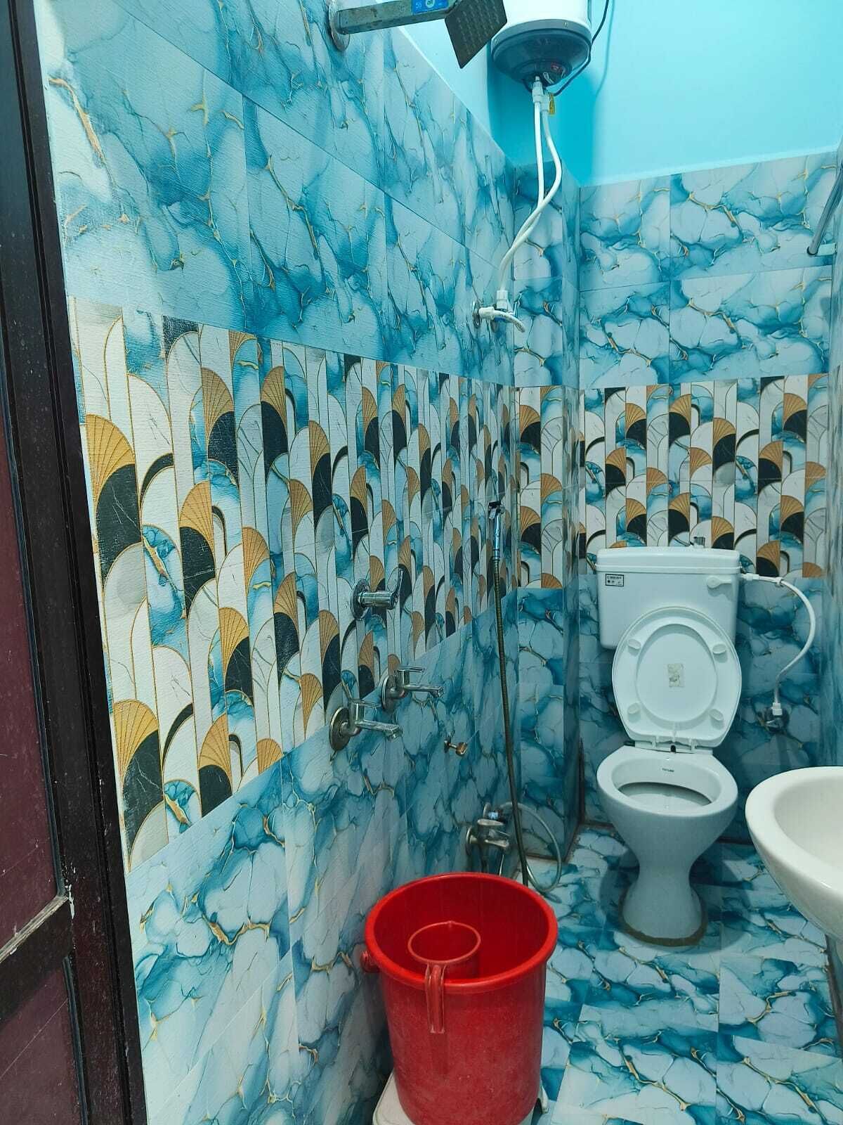Chambre Quadruple Confort, vue ville | Salle de bain | Douche, articles de toilette gratuits, chaussons, serviettes fournies