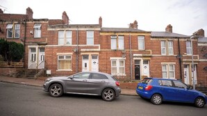 A residential street with two cars parked on the side. - Spacious Apartment Sleeps 6 Easy Check-in (Gateshead)