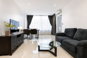 Apartment, 2 Schlafzimmer, Terrasse, Stadtblick | Zimmersafe, Schreibtisch, laptopgeeigneter Arbeitsplatz