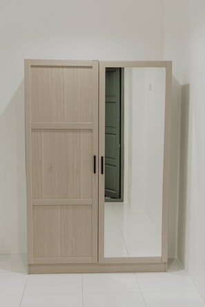 Familienapartment, 2 Schlafzimmer, Terrasse, Stadtblick | Zimmersafe, Schreibtisch, laptopgeeigneter Arbeitsplatz
