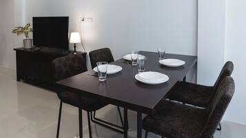 Apartment, 2 Schlafzimmer, Terrasse, Stadtblick | Wohnbereich | 55-Zoll-Flachbildfernseher mit Digitalempfang, Fernseher