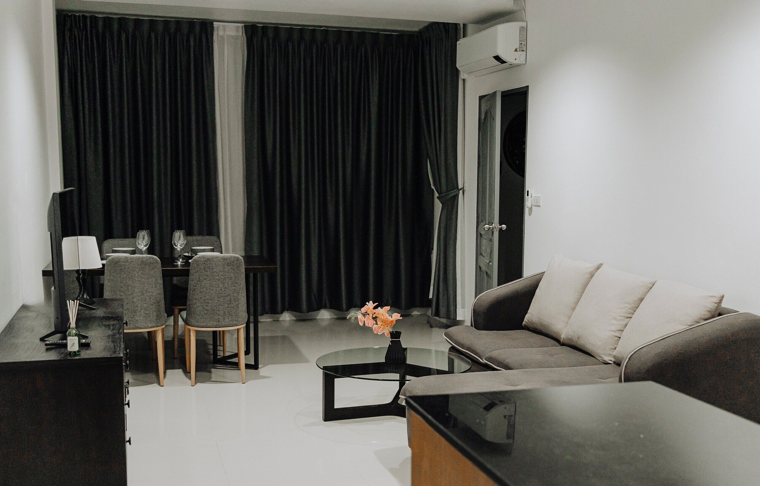 Familienapartment, 2 Schlafzimmer, Terrasse, Stadtblick | Wohnbereich | 55-Zoll-Flachbildfernseher mit Digitalempfang, Fernseher