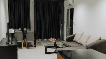 Familienapartment, 2 Schlafzimmer, Terrasse, Stadtblick | Wohnbereich | 55-Zoll-Flachbildfernseher mit Digitalempfang, Fernseher