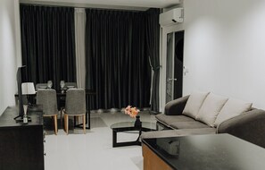 Familienapartment, 2 Schlafzimmer, Terrasse, Stadtblick | Wohnbereich | 55-Zoll-Flachbildfernseher mit Digitalempfang, Fernseher