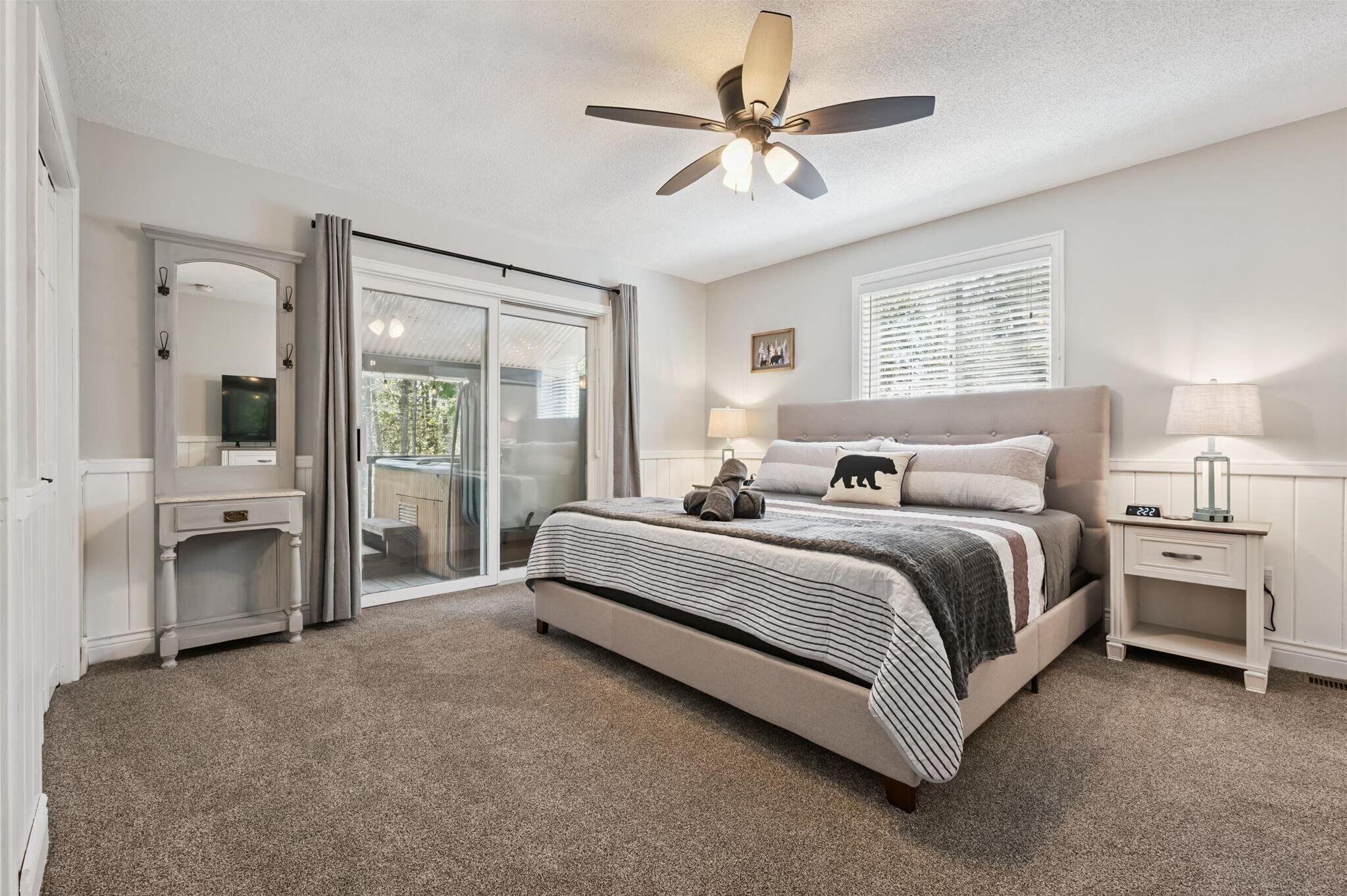 4 bedrooms, desk, travel crib, WiFi (free)