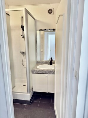 Bathroom - Vrbo Property (Paris)