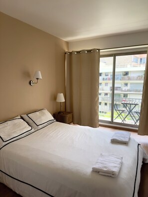 Room - Vrbo Property (Paris)