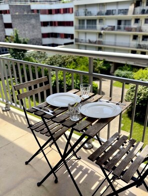 Outdoor dining - Vrbo Property (Paris)