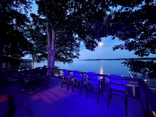 4 Bedroom, 2 Bath, Located on Main Lake, with Boathouse, Boat Slips, Sleeps 11