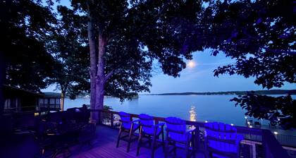 4 Bedroom, 2 Bath, Located on Main Lake, with Boathouse, Boat Slips, Sleeps 11