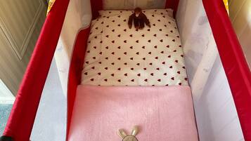 Tabla de planchar con plancha, wifi y ropa de cama
