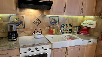 Geladeira, micro-ondas, fogão, cooktop