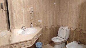 Un bany amb un lavabo, vàter i bidet.