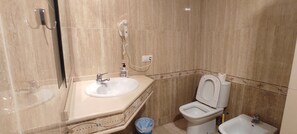 Ein Badezimmer mit Waschbecken, Toilette und Bidet.