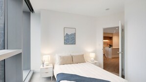 Een strijkplank/strijkijzer, wifi, beddengoed