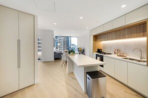 Private kitchen - CBD Elegant 2BR Apartment w/Pool, Gym & City Views (Melbourne)