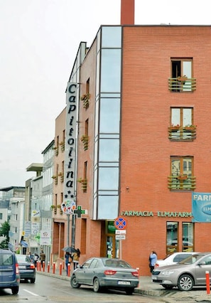 A building with a sign that reads 'Capitolina.'