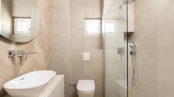 Comfort huis, uitzicht op de stad | Badkamer | Een douche, gratis toiletartikelen, een haardroger, handdoeken