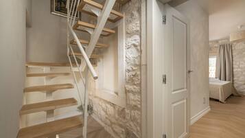Mayiva Royal House Center Hvar - Breathtaking Penthouse Terrace & Large Sun Terrace | Sengetøy av topp kvalitet og memory foam-senger