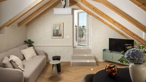 Mayiva Royal House Center Hvar - Breathtaking Penthouse Terrace & Large Sun Terrace | Área de estar | Smart TV 43 polegadas com canais via satélite, Netflix