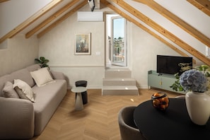 Mayiva Royal House Center Hvar - Breathtaking Penthouse Terrace & Large Sun Terrace | Living area | 100-cm flat-screen TV with satellite channels, Netflix - Mayiva Royal House Center Hvar (Hvar)