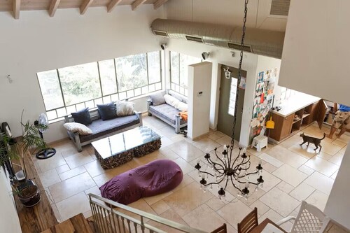 Beautiful spacious 5-bedroom house surrounded by gardens in Tel Aviv