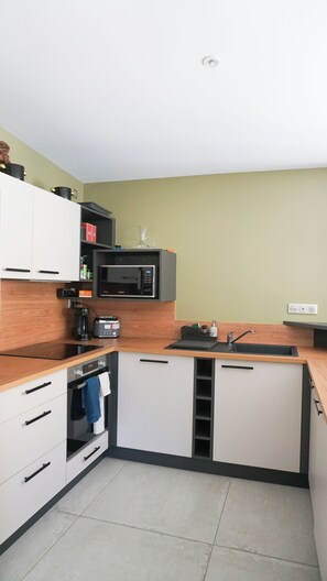 Private kitchen - Domaine SOL'M - 4 lodges with private Jacuzzi near Le Mans (Solesmes)
