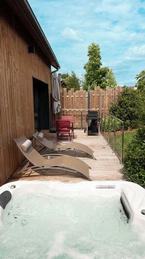 Terrace/patio - Domaine SOL'M - 4 lodges with private Jacuzzi near Le Mans (Solesmes)