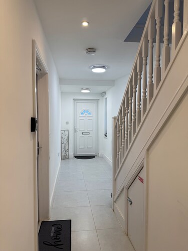 Apartment Sleeps 6 - Wifi & Free Parking
