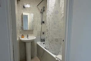 Vòi sen/bồn tắm kết hợp, bồn tắm ngâm, máy sấy tóc, khăn tắm 