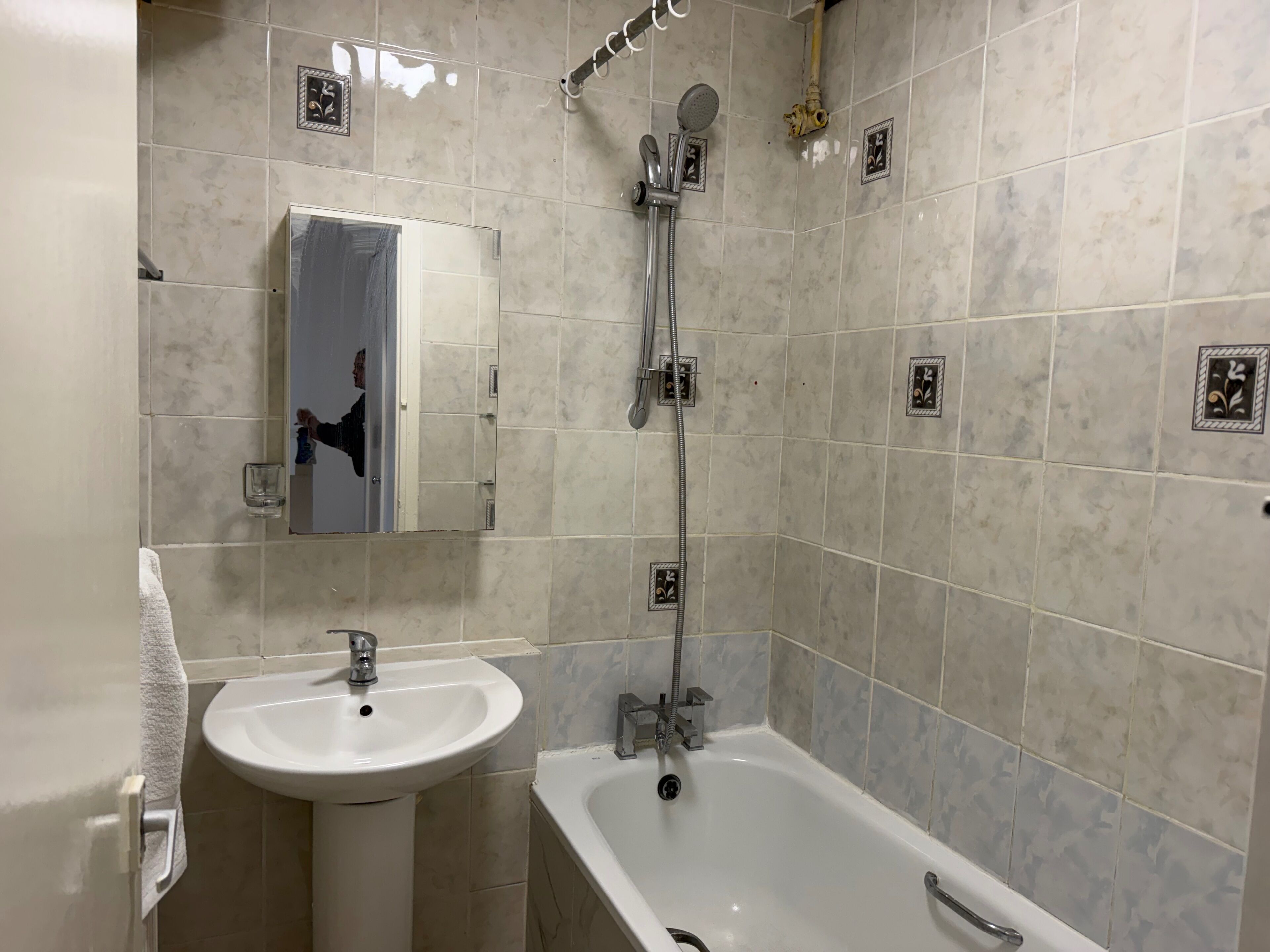 Bañera con ducha, bañera profunda, secador de pelo, toallas