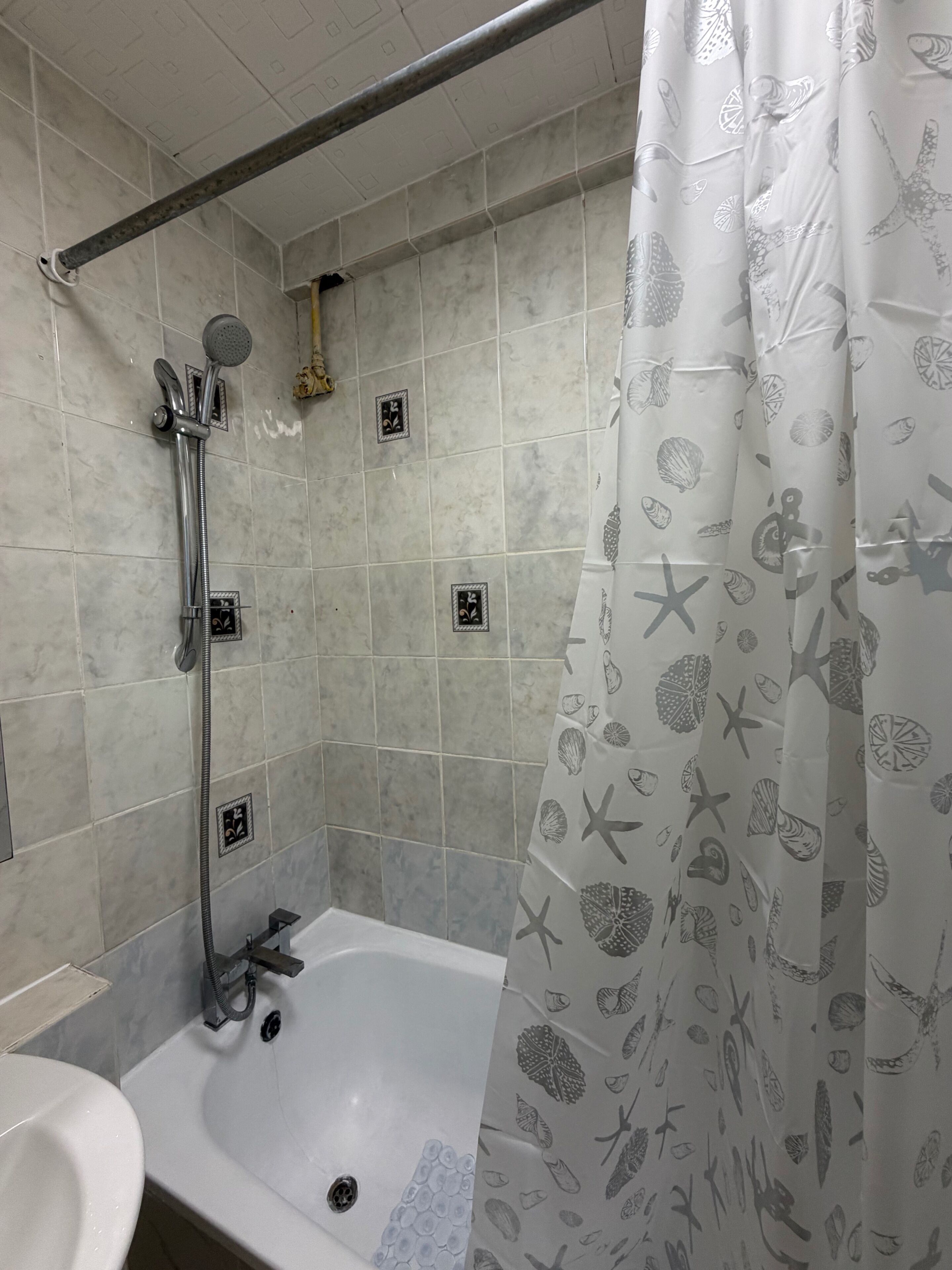 Kombinasi shower/bathtub, bathtub besar, pengering rambut, dan handuk