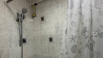 Kombinasi shower/bathtub, bathtub besar, pengering rambut, dan handuk