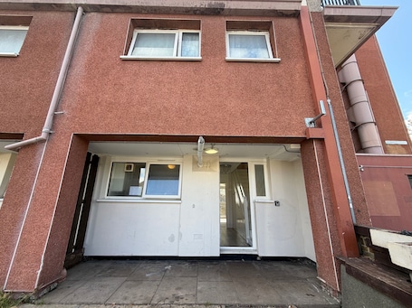 Exterior detail. Apartment Sleeps 6 - Wifi & Free Parking