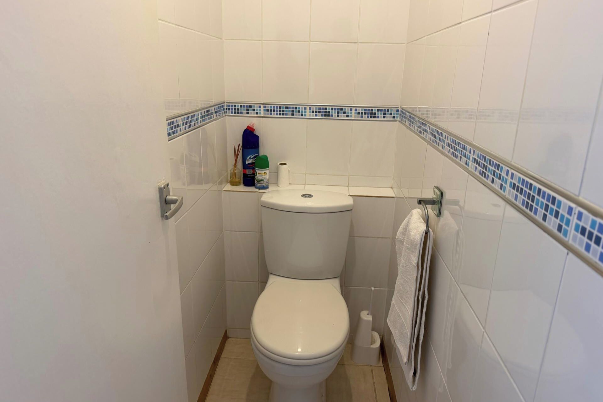 Kombinasi shower/bathtub, bathtub besar, pengering rambut, dan handuk