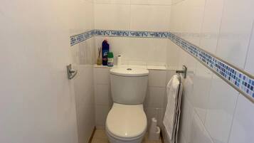 Kombinasi shower/bathtub, bathtub besar, pengering rambut, dan handuk