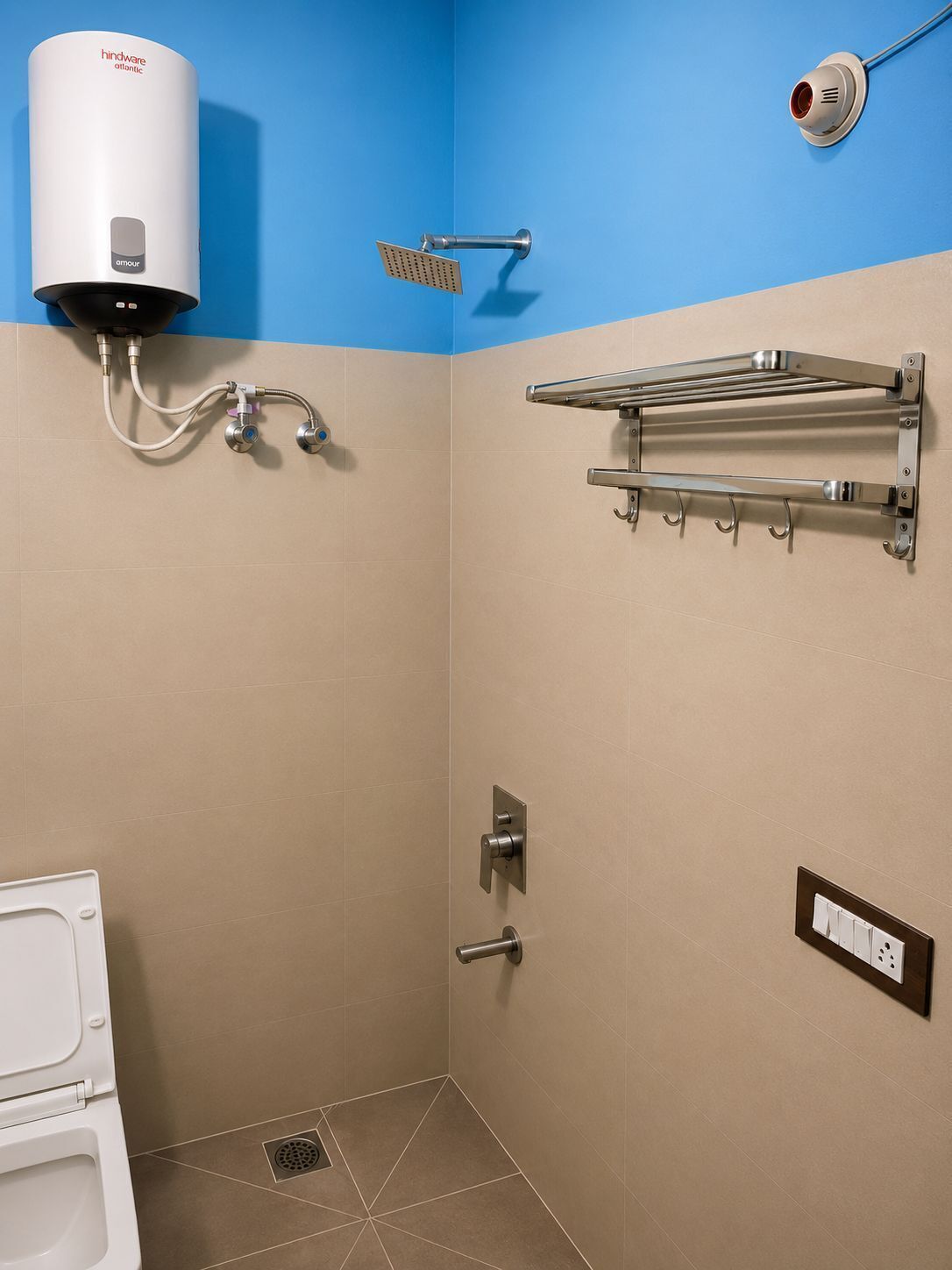 Shower, free toiletries, towels