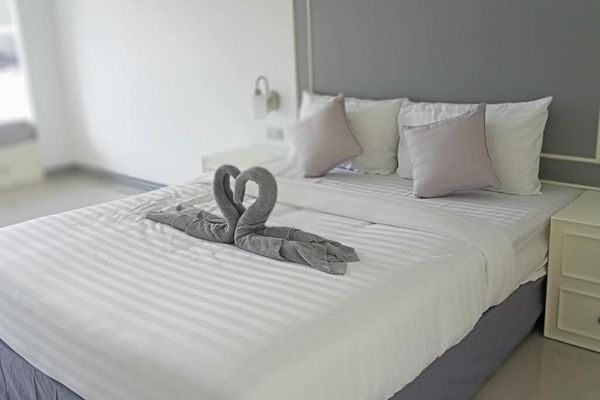 Deluxe Double Room, Balcony, Garden View | WiFi (free), bed sheets