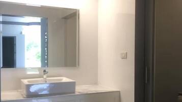 Deluxe Double Room, Balcony, Garden View | Bathroom | Free toiletries, towels, toilet paper