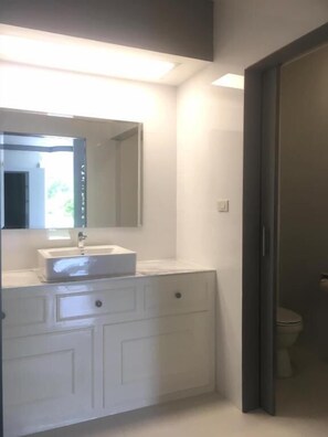 Deluxe Double Room, Balcony, Garden View | Bathroom - Taakradan Valley Resort (Si Sawat)