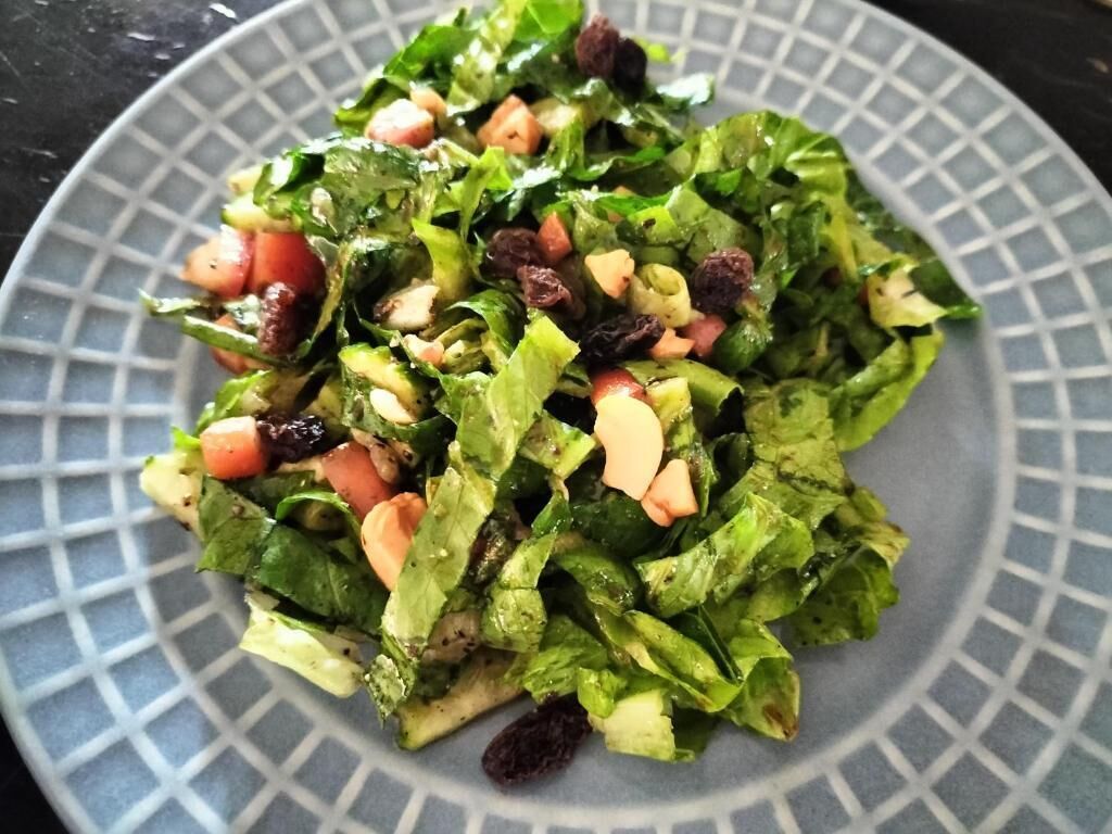 Een bord salade met verschillende ingrediënten.