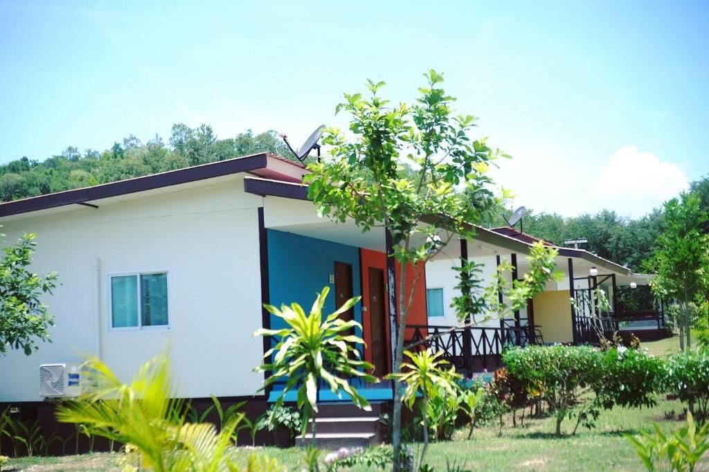 Habitación superior con 2 camas individuales, balcón, vistas al jardín | Exterior