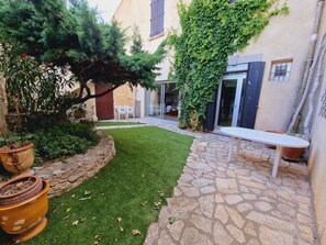 Outdoor dining - Vrbo Property (Gruissan)