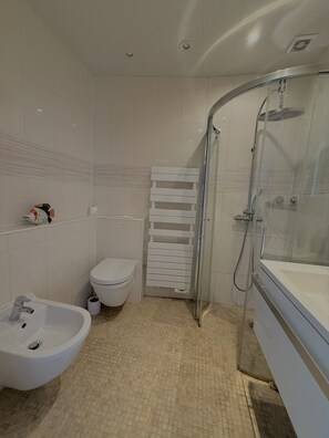 Shower, bidet, towels - Vrbo Property (Gruissan)