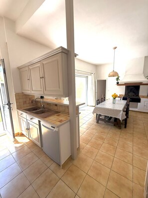Dining - Vrbo Property (Gruissan)