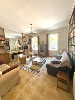 Living area - Vrbo Property (Gruissan)