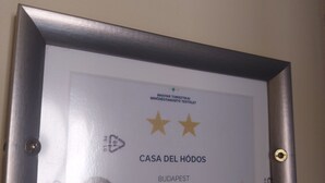 Un certificat encadré pour « CASA DEL HÓDOS » à Budapest, daté du 2 juin 2025, portant le numéro d’enregistrement MA24103848.