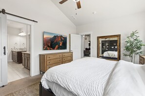 5 bedrooms, individually decorated, individually furnished, desk - The Wandering Key Gather & Unwind, Sleeps 14 (Windsor)
